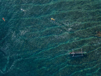 Luftaufnahme von Surfern und Boot auf dem Meer - CAVF74108