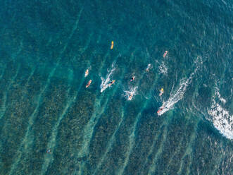 Luftaufnahme von Surfern auf dem Meer - CAVF74116
