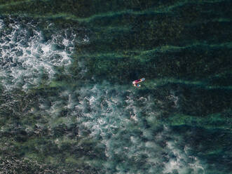 Luftaufnahme von Surfern auf dem Meer - CAVF74132