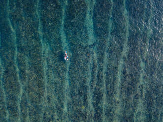 Luftaufnahme von Surfern auf dem Meer - CAVF74134