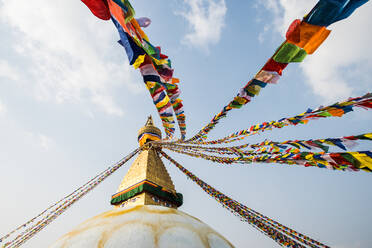 Die mit Gebetsfahnen behängte Buddha-Stupa in Kathmandu, Nepal - CAVF74193