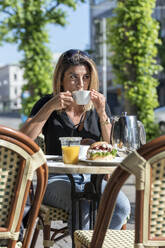 Frau im Straßencafé - JOHF07042