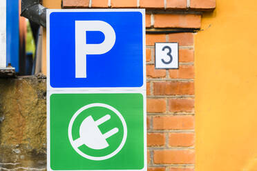 Parkplatz zum Aufladen von Elektrofahrzeugen - JOHF07050