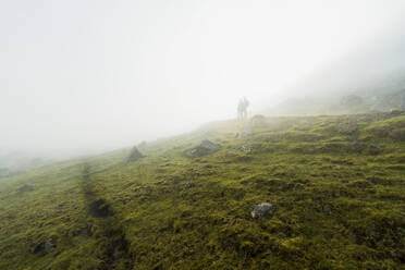 Silhouetten von Wanderern im Nebel - JOHF07145