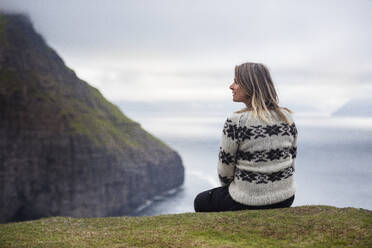 Wanderer mit Blick auf die Aussicht - JOHF07148