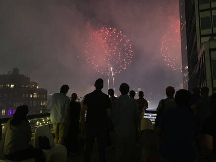 Menschen beobachten das Feuerwerk am 4. Juli - CAVF74211