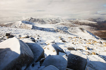 Der Blick nach Westen in die Cuillins vom Gipfel des Beinn na Caillich hinter Broadford auf der Isle of Skye, Schottland, Vereinigtes Königreich. - CAVF74218