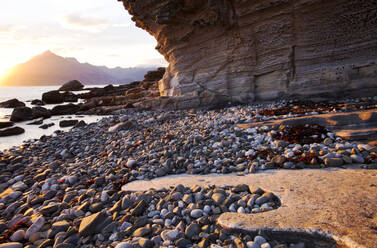 Die Cuillin Ridge auf der Isle of Skye, Schottland, Vereinigtes Königreich, von Elgol aus, bei Sonnenuntergang. - CAVF74219