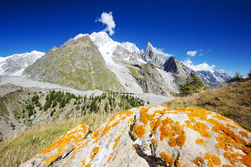 Blick auf den Mont Blanc und den Glacier du Miage von oberhalb des Val Veny, Italien. - CAVF74237