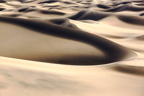 Die flachen Sanddünen von Mesquite im Death Valley, dem tiefstgelegenen, heißesten und trockensten Ort in den USA, mit einer durchschnittlichen jährlichen Niederschlagsmenge von etwa 2 Zoll, in manchen Jahren regnet es gar nicht - CAVF74244