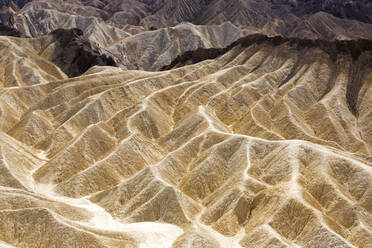 Badland-Szenerie am Zabriskie Point im Death Valley, dem tiefstgelegenen, heißesten und trockensten Ort in den USA, mit einer durchschnittlichen jährlichen Niederschlagsmenge von ca. 2 Inches, in manchen Jahren gibt es gar keine Niederschläge - CAVF74245