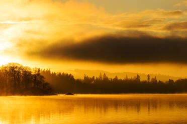 Sonnenaufgang über dem Lake Windermere in Ambleside, Lake District, Großbritannien. - CAVF74249