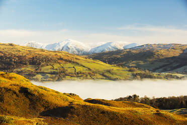 Blick auf die Kentmere-Felsen von Loughrigg aus über dem Talnebel einer Temperaturinversion, Lake District, Großbritannien. - CAVF74250