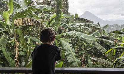 Beobachtung eines Regengusses in Costa Rica während der Regenzeit. - CAVF74265