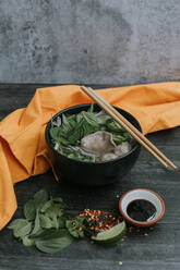 Leckere Schüssel vietnamesische Pho-Suppe mit Zutaten - CAVF74275