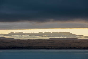 Neuseeland, Gewitterwolken über dem Ufer des Lake Pukaki in der Morgendämmerung - FOF11690