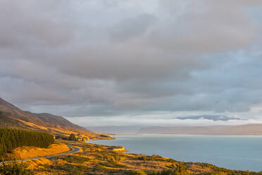 Neuseeland, Wolken über dem neuseeländischen State Highway 80 entlang des Ufers des Lake Pukaki - FOF11692