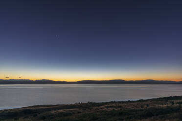 Neuseeland, Klarer Himmel über dem Ufer des Lake Pukaki in der Morgendämmerung - FOF11694