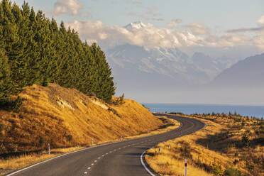 Neuseeland, New Zealand State Highway 80 mit Mount Cook im Hintergrund - FOF11697