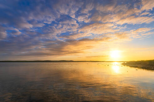 UK, Schottland, Mainland, Wolken über Loch of Harray bei Sonnenuntergang - SMAF01749