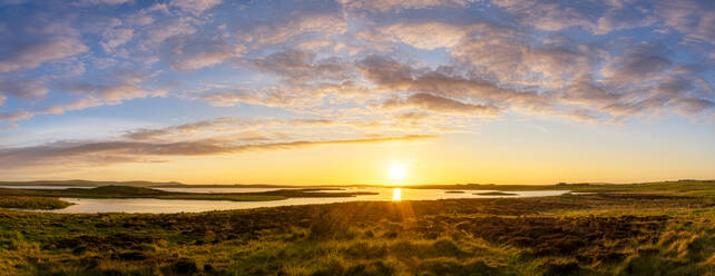 UK, Schottland, Mainland, Panorama von Loch of Harray bei Sonnenuntergang - SMAF01750