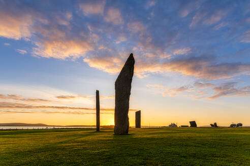 UK, Schottland, Mainland, Wolken über den Standing Stones of Stenness bei stimmungsvollem Sonnenuntergang - SMAF01751