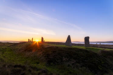 Großbritannien, Schottland, Festland, Ring of Brodgar bei stimmungsvollem Sonnenuntergang - SMAF01753