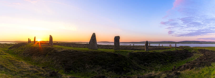 Großbritannien, Schottland, Festland, Ring of Brodgar bei stimmungsvollem Sonnenuntergang - SMAF01754