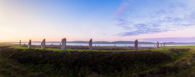 Großbritannien, Schottland, Festland, Ring of Brodgar bei stimmungsvollem Sonnenuntergang - SMAF01755