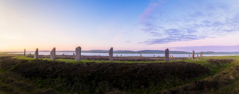 Großbritannien, Schottland, Festland, Ring of Brodgar bei stimmungsvollem Sonnenuntergang - SMAF01755