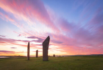 UK, Schottland, Mainland, Wolken über den Standing Stones of Stenness bei stimmungsvollem Sonnenuntergang - SMAF01759