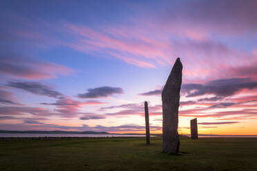 UK, Schottland, Mainland, Wolken über den Standing Stones of Stenness bei stimmungsvollem Sonnenuntergang - SMAF01760