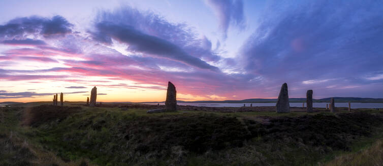 Großbritannien, Schottland, Festland, Wolken über Ring of Brodgar bei stimmungsvoller violetter Abenddämmerung - SMAF01761
