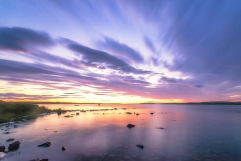 UK, Schottland, Mainland, Langzeitbelichtung von Loch of Harray bei violettem Sonnenuntergang - SMAF01762