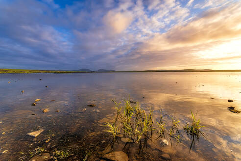 Schottland, Orkney, Loch of Harray bei Sonnenuntergang - SMAF01773