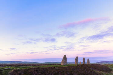 Schottland, Orkney-Inseln, Festland, Ring of Brodgar, neolithisches Henge und Steinkreis bei Sonnenuntergang - SMAF01776