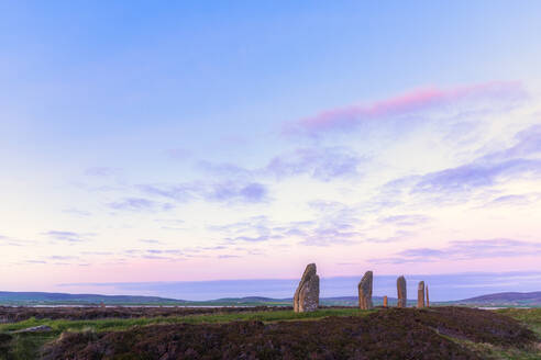 Schottland, Orkney-Inseln, Festland, Ring of Brodgar, neolithisches Henge und Steinkreis bei Sonnenuntergang - SMAF01776