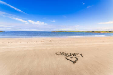 Schottland, Orkney-Inseln, South Ronaldsay, Leerer Strand mit gezeichnetem Herz im Sand - SMAF01780