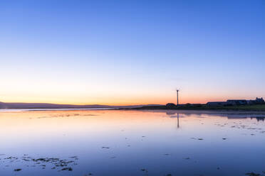 Schottland, Orkney-Inseln, Rennibister, Windrad spiegelt sich im Wasser bei Sonnenuntergang - SMAF01786