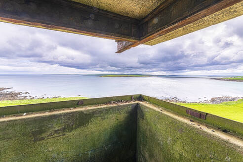 Schottland, Orkney-Inseln, Blick vom militärischen Beobachtungsposten aus dem Zweiten Weltkrieg über Kirk Sound - SMAF01804