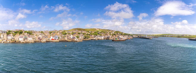 Schottland, Orkney-Inseln, Festland, Stromness, Blick auf Meer und Stadt - SMAF01807