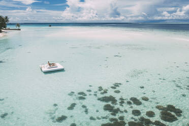 Paar auf einer Plattform im Meer liegend, Insel Maguhdhuvaa, Gaafu Dhaalu Atoll, Malediven - DAWF01217