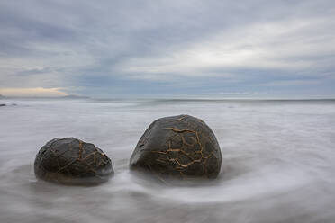 Neuseeland, Ozeanien, Südinsel, Südland, Hampden, Otago, Moeraki, Koekohe Beach, Moeraki Boulders Beach, Moeraki Boulders, Runde Steine am Strand - FOF11710