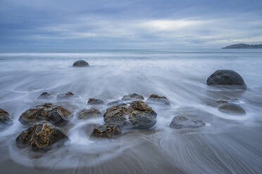 New Zealand, Oceania, South Island, Southland, Hampden, Otago, Moeraki, Koekohe Beach, Moeraki Boulders Beach, Moeraki Boulders, Round stones on beach at disk - FOF11716