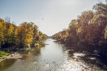 Menschen entspannen sich an der Isar im Nördlichen Englischen Garten im Herbst, Oberfohring, München, Deutschland - MAMF01082