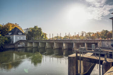 Menschen auf der Wehranlage Oberfohring im Herbst, Oberfohring, München, Deutschland - MAMF01088