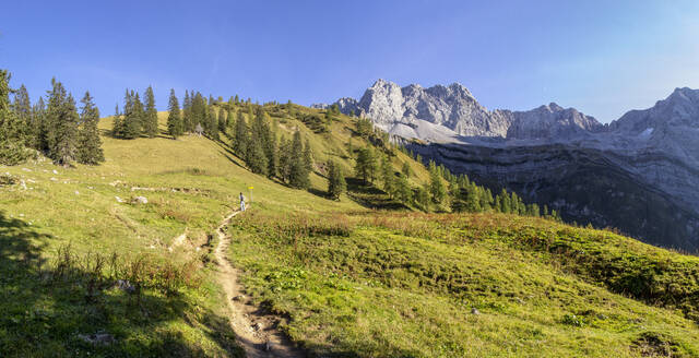 Mann beim Wandern im Karwendelgebirge im Herbst, Hinteriss, Österreich - MAMF01098