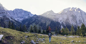 Mann beim Wandern im Karwendelgebirge im Herbst, Hinteriss, Österreich - MAMF01099
