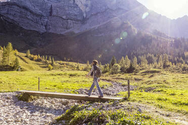 Man hiking the Karwendel mountains in autumn, Hinteriss, Austria - MAMF01102