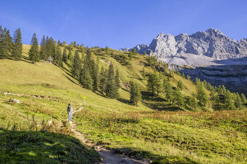 Mann beim Wandern im Karwendelgebirge im Herbst, Hinteriss, Österreich - MAMF01106